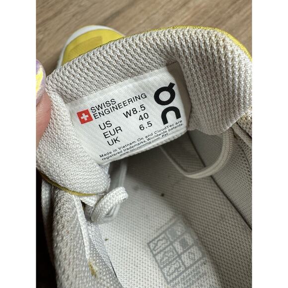 Mint! ON Cloud Cloudventure Waterproof Yellow/Pearl Women's Sz 8.5 *SMALL FIT** - Picture 5 of 10